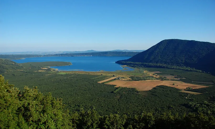 Il lago di Vico dentro il suo cratere: l'acqua sta dove prima c'era il fuoco