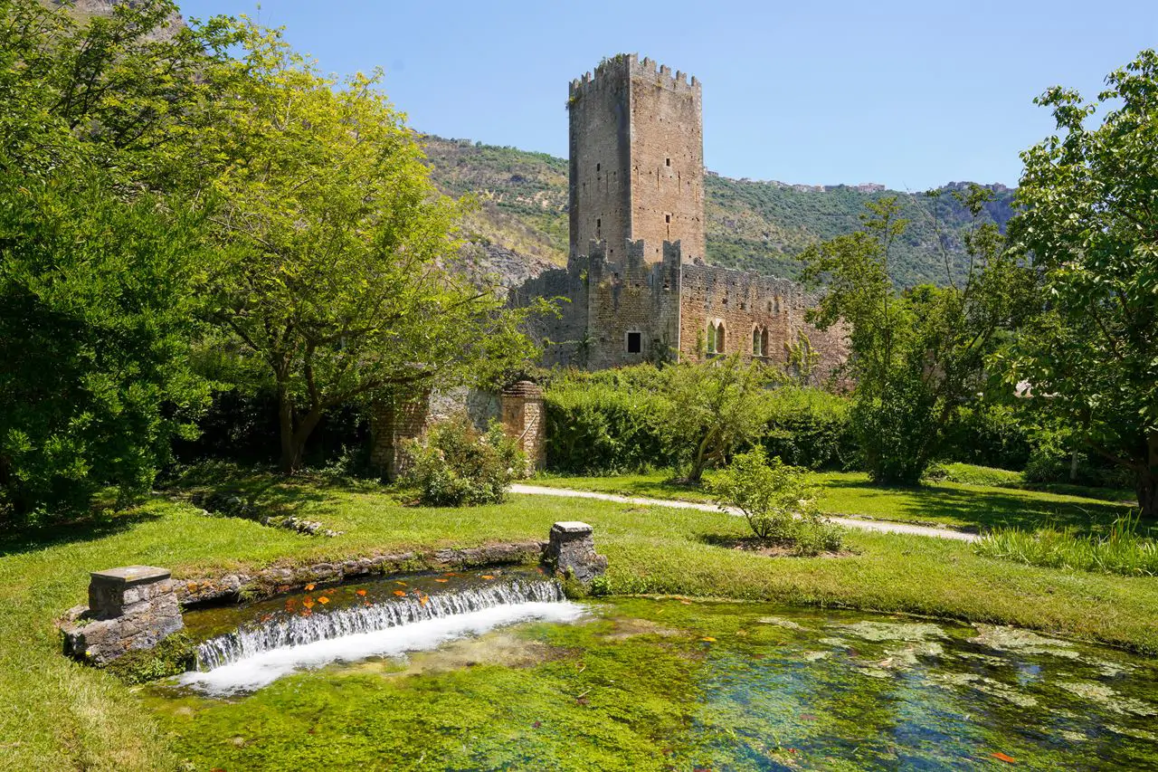 Der Garten von Ninfa, gewachsen in den Ruinen einer verlassenen mittelalterlichen Stadt